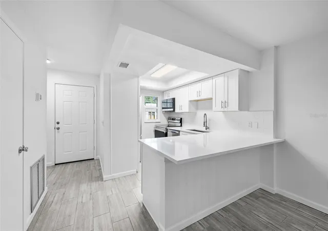 Listing Photo 5 - Condo for sale in building located at 3812 N Oak Dr, Tampa, FL 33611 - Unit #M72