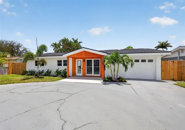 Photo 2 of Single family home for sale at 1524 Carson Cir Ne, St Petersburg, FL 33703 | MLS# TB8526926 | Listing updated on 2026-10-10