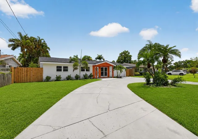 Photo 3 of Single family home for sale at 1524 Carson Cir Ne, St Petersburg, FL 33703 | MLS# TB8526926 | Listing updated on 2026-10-10
