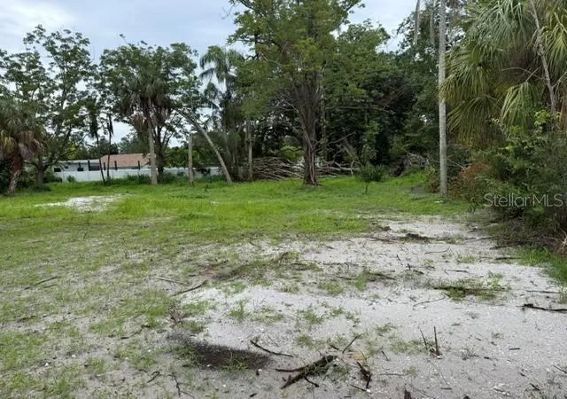 Photo 3 of Sale Pending at 200 11th Avenue E, Bradenton, FL 34208 | MLS# A4699371 | Listing updated on 2026-09-14