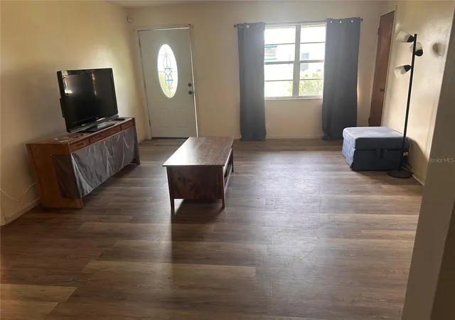 Photo 3 of Single family home for sale at 401 Cherry St, South Daytona, FL 32119 | MLS# V4950128 | Listing updated on 2026-09-15