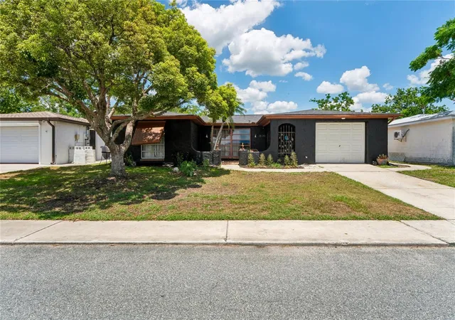 Photo 2 of Single family home for sale at 10120 Glen Moor Ln, Port Richey, FL 34668 | MLS# TB8528293 | Listing updated on 2026-10-02