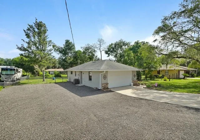Photo 3 of Single family home for sale at 235 W Retta St, De Leon Springs, FL 32130 | MLS# V4950167 | Listing updated on 2026-10-08
