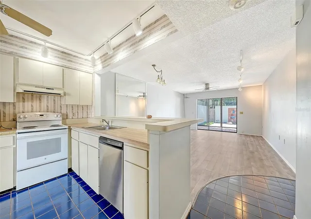 Photo 3 of Condo for sale at 664 Woodlawn Dr, Bradenton, FL 34210 | MLS# A4699918 | Listing updated on 2026-09-13