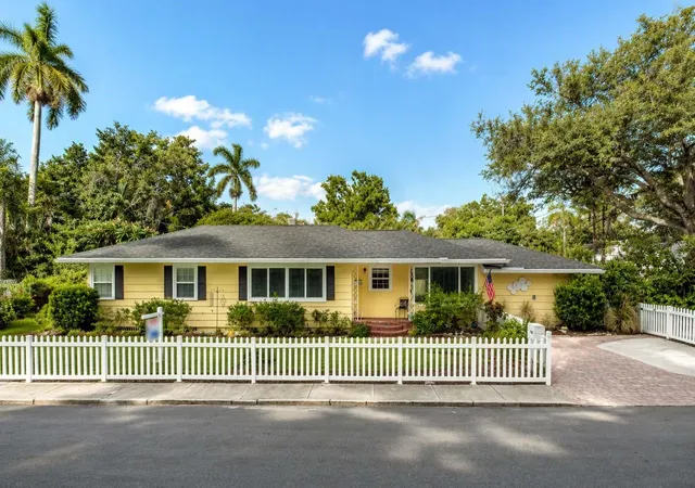 Photo 1 of Single family home for sale at 405 20th Street W, Bradenton, FL 34205 | MLS# A4700174 | Listing updated on 2026-10-06