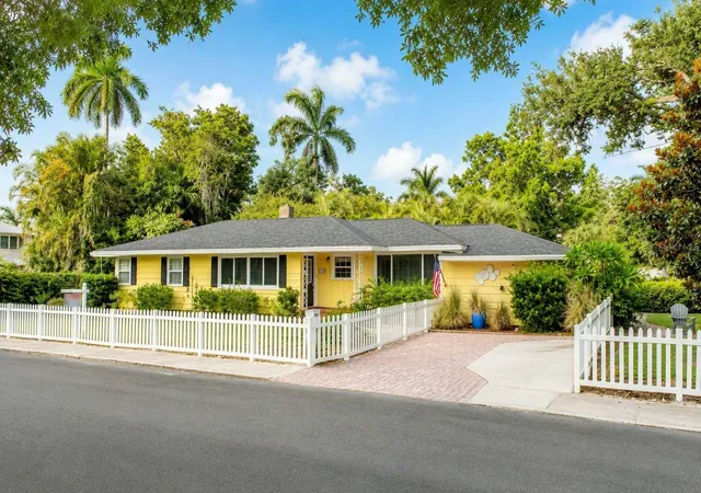 Photo 2 of Single family home for sale at 405 20th Street W, Bradenton, FL 34205 | MLS# A4700174 | Listing updated on 2026-10-06
