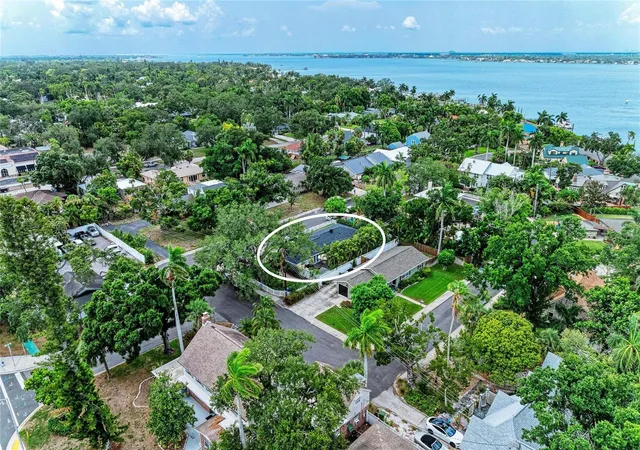 Photo 4 of Single family home for sale at 405 20th Street W, Bradenton, FL 34205 | MLS# A4700174 | Listing updated on 2026-10-06