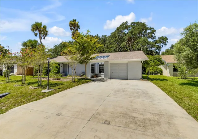 Photo 2 of Single family home for sale at 19 Crompton Pl, Palm Coast, FL 32137 | MLS# O6425799 | Listing updated on 2026-09-11