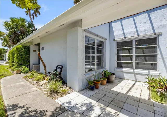 Photo 3 of Single family home for sale at 19 Crompton Pl, Palm Coast, FL 32137 | MLS# O6425799 | Listing updated on 2026-09-11