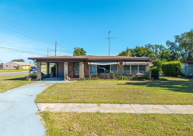 Photo 1 of Single family home for sale at 1 E Wolf St, Avon Park, FL 33825 | MLS# L4963602 | Listing updated on 2026-10-08
