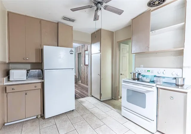 Photo 4 of Single family home for sale at 1 E Wolf St, Avon Park, FL 33825 | MLS# L4963602 | Listing updated on 2026-10-08