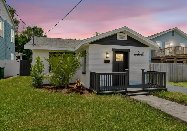 Photo 1 of Single family home for sale at 203 E Emma St, Tampa, FL 33603 | MLS# W7887788 | Listing updated on 2026-10-07