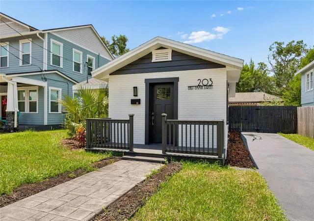 Photo 3 of Single family home for sale at 203 E Emma St, Tampa, FL 33603 | MLS# W7887788 | Listing updated on 2026-10-07
