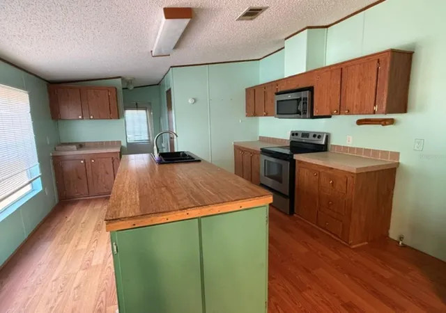 Photo 3 of Sale Pending at 18351 SE 62nd Place, Ocklawaha, FL 32179 | MLS# OM728887 | Listing updated on 2026-09-23