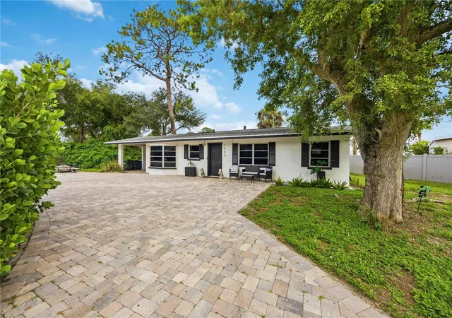 Photo 1 of Single family home for sale at 1909 Buccaneer Dr, Sarasota, FL 34231 | MLS# A4700673 | Listing updated on 2026-09-10