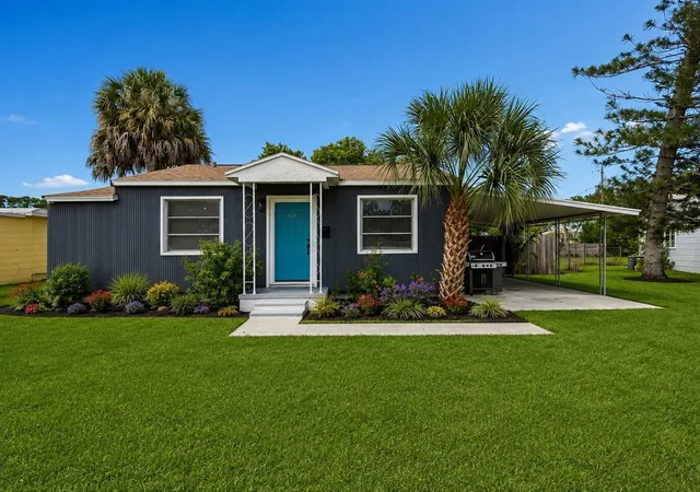 Photo 1 of Single family home for sale at 517 Hampton Ave Ne, Saint Petersburg, FL 33703 | MLS# TB8531460 | Listing updated on 2026-09-15