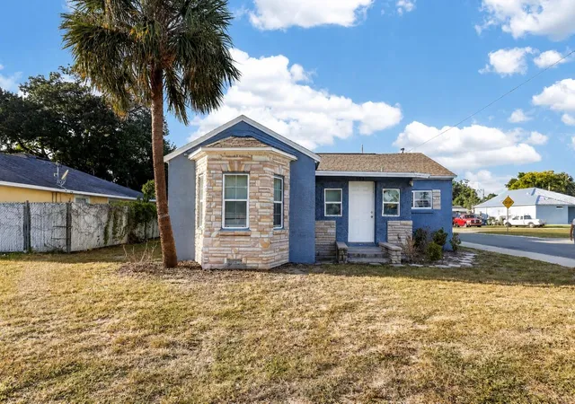 Photo 3 of Single family home for sale at 303 W 5th Street, Lakeland, FL 33805 | MLS# TB8531497 | Listing updated on 2026-09-15