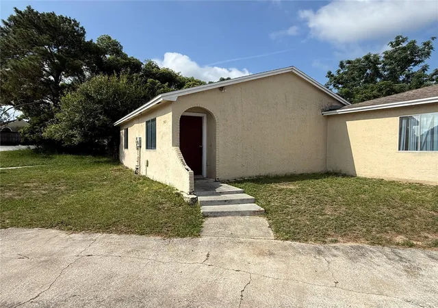 Photo 1 of Sale Pending at 7425 Villas Oak Ct, Orlando, FL 32835 | MLS# O6427706 | Listing updated on 2026-09-11