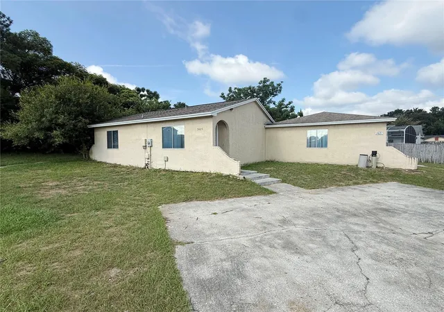 Photo 2 of Sale Pending at 7425 Villas Oak Ct, Orlando, FL 32835 | MLS# O6427706 | Listing updated on 2026-09-11