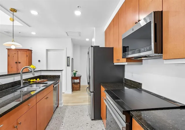 Listing Photo 5 - Condo for sale in building located at 1010 Central Ave, St. Petersburg, FL 33705 - Unit #413