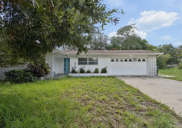 Photo 2 of Single family home for sale at 11435 Oval Dr E, Largo, FL 33774 | MLS# TB8532708 | Listing updated on 2026-09-14