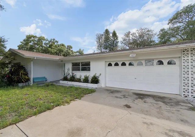 Photo 3 of Single family home for sale at 11435 Oval Dr E, Largo, FL 33774 | MLS# TB8532708 | Listing updated on 2026-09-14