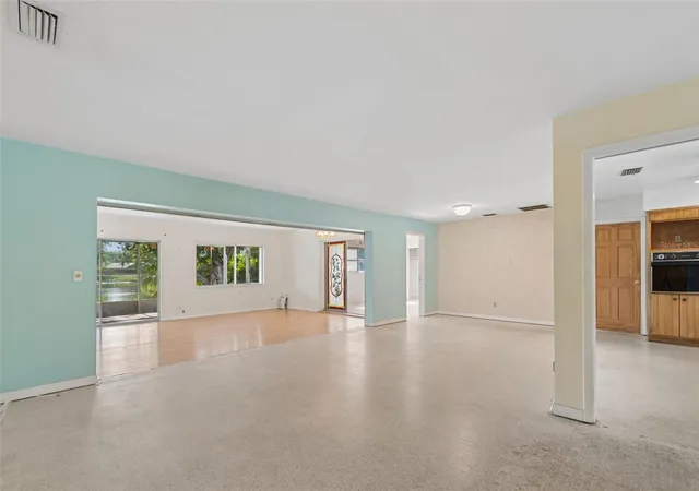 Photo 4 of Single family home for sale at 11435 Oval Dr E, Largo, FL 33774 | MLS# TB8532708 | Listing updated on 2026-09-14