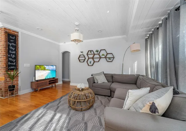 Photo 3 of Sale Pending at 2007 Cornell Ave, Winter Park, FL 32789 | MLS# O6428423 | Listing updated on 2026-09-28