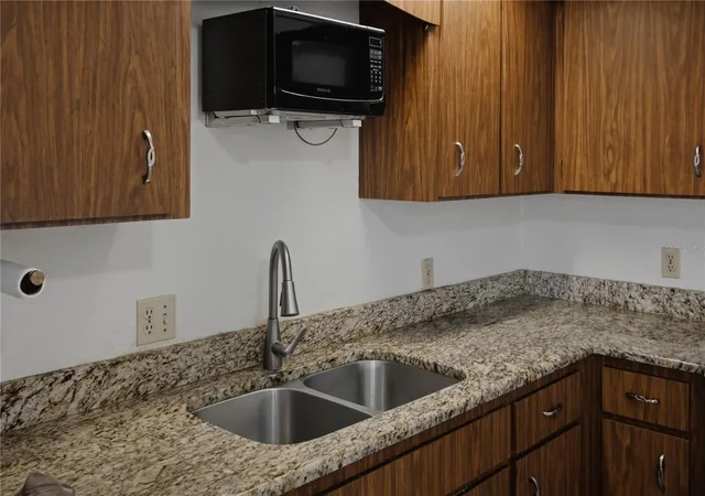 Photo 3 of Multi family home for sale at 101 Lake Hunter Dr #11, Lakeland, FL 33803 | MLS# L4963875 | Listing updated on 2026-10-06