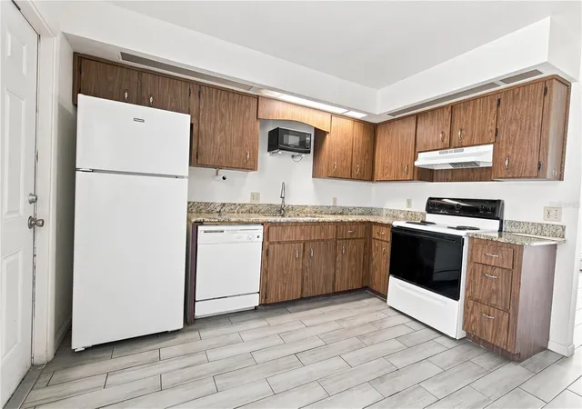 Photo 3 of Multi family home for sale at 101 Lake Hunter Dr #11, Lakeland, FL 33803 | MLS# L4963875 | Listing updated on 2026-10-06