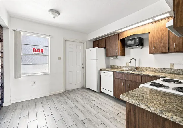 Photo 4 of Multi family home for sale at 101 Lake Hunter Dr #11, Lakeland, FL 33803 | MLS# L4963875 | Listing updated on 2026-10-06