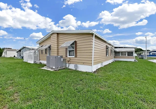 Photo 4 of Manufactured home for sale at 5083 Lodgewood Dr, Lakeland, FL 33810 | MLS# P4939443 | Listing updated on 2026-10-15