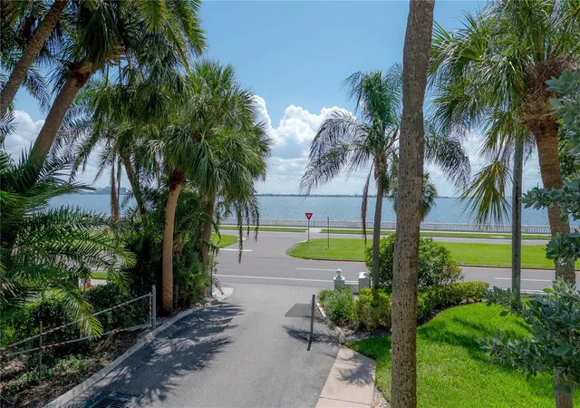 Listing Photo 5 - Condo for sale in building located at 3325 Bayshore Blvd, Tampa, FL 33629 - Unit #A17