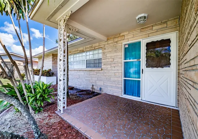 Photo 3 of Single family home for sale at 5004 S Hesperides St, Tampa, FL 33611 | MLS# TB8534243 | Listing updated on 2026-10-08