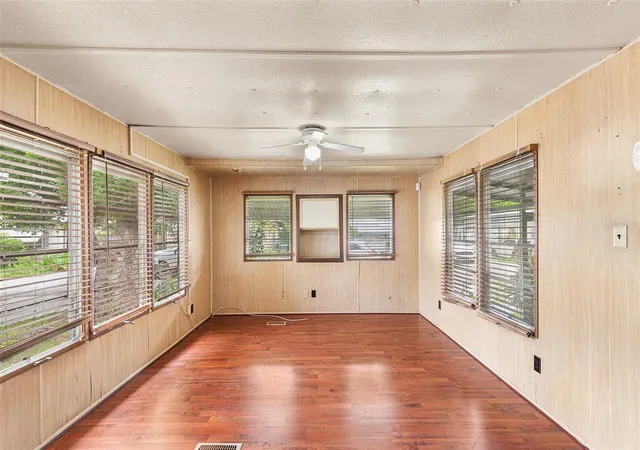 Photo 4 of Manufactured home for sale at 114 Lakeside Dr, Auburndale, FL 33823 | MLS# L4963934 | Listing updated on 2026-10-11