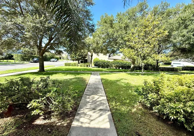 Photo 3 of Single family home for sale at 2054 Blairmoor Pl, Apopka, FL 32703 | MLS# O6429720 | Listing updated on 2026-10-02
