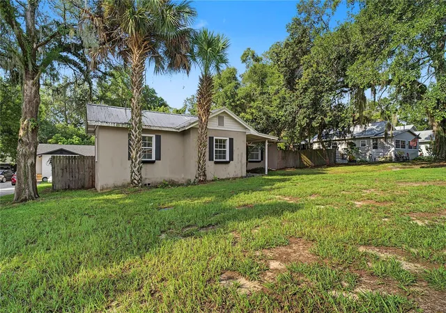 Photo 3 of Single family home for sale at 205 E Fountain St, Fruitland Park, FL 34731 | MLS# O6429783 | Listing updated on 2026-09-15