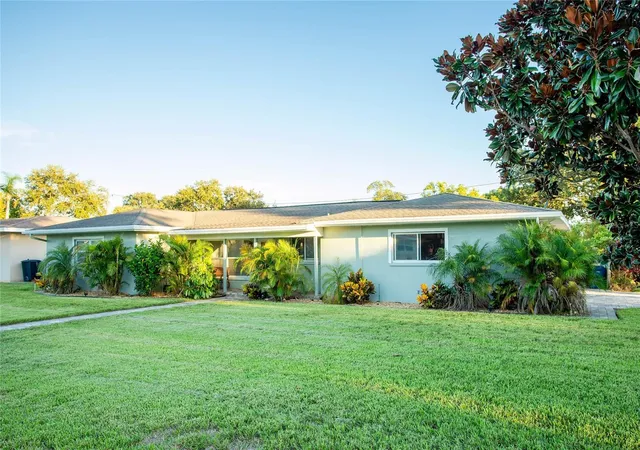 Photo 3 of Sale Pending at 2001 Magnolia Dr, Clearwater, FL 33764 | MLS# S5154860 | Listing updated on 2026-10-14