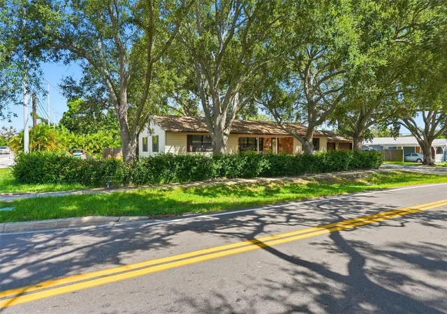 Photo 4 of Single family home for sale at 617 Mehlenbacher Rd, Belleair Bluffs, FL 33770 | MLS# TB8535336 | Listing updated on 2026-09-15