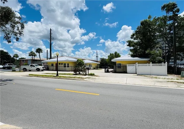 Photo 1 of Multi family home for sale at 2121 Lakeview Dr, Sebring, FL 33870 | MLS# L4964041 | Listing updated on 2026-09-15