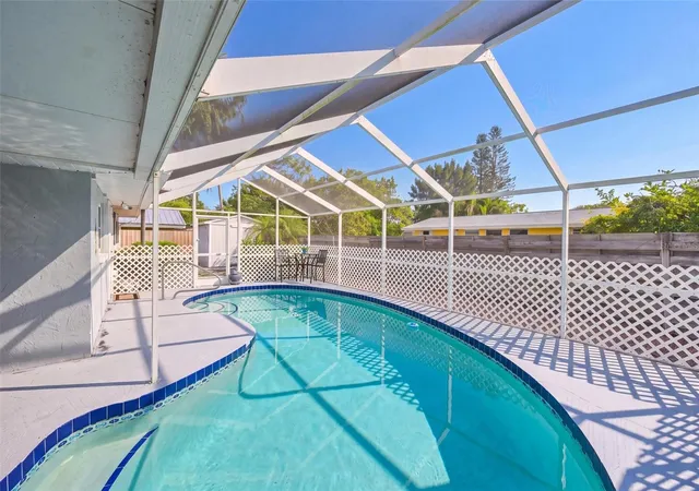 Photo 3 of Single family home for sale at 811 Alderwood Way, Sarasota, FL 34243 | MLS# A4702215 | Listing updated on 2026-10-06