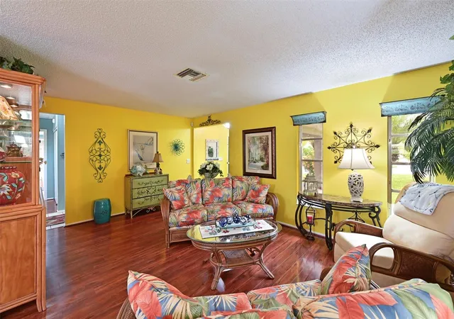 Photo 4 of Single family home for sale at 811 Alderwood Way, Sarasota, FL 34243 | MLS# A4702215 | Listing updated on 2026-10-06