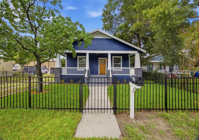 Photo 1 of Single family home for sale at 815 E Frierson Ave, Tampa, FL 33603 | MLS# TB8536438 | Listing updated on 2026-09-15