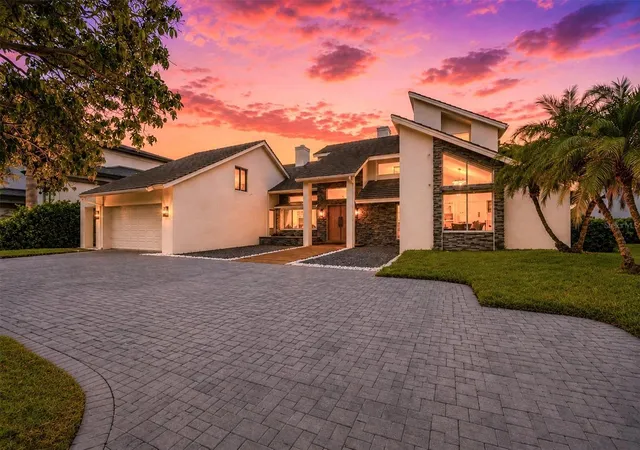 Photo 3 of Mansion for sale at 216 Bird Key Dr, Sarasota, FL 34236 | MLS# A4702281 | Listing updated on 2026-09-29