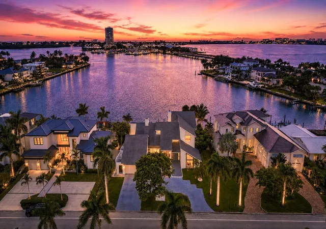 Photo 3 of Single family home for sale at 216 Bird Key Dr, Sarasota, FL 34236 | MLS# A4702281 | Listing updated on 2026-09-29