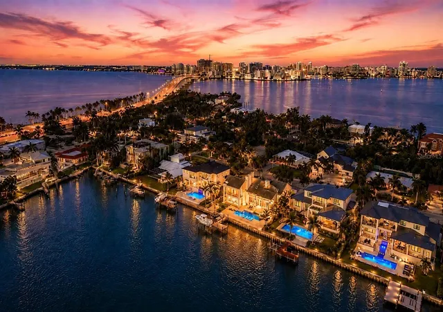 Photo 4 of Single family home for sale at 216 Bird Key Dr, Sarasota, FL 34236 | MLS# A4702281 | Listing updated on 2026-09-29
