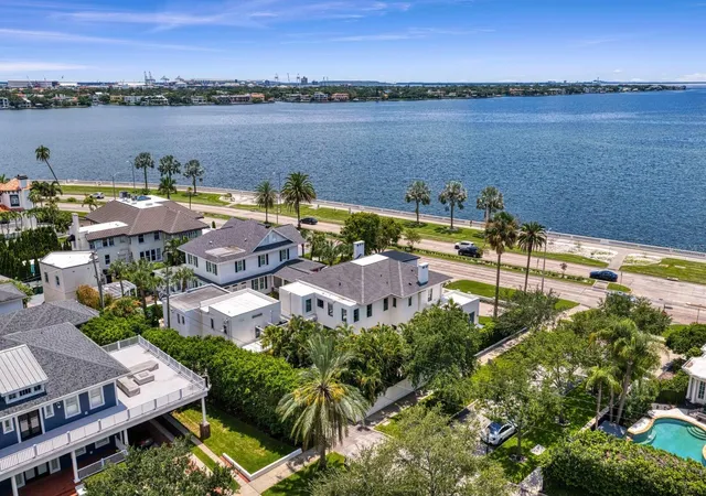 Photo 3 of Single family home for sale at 907 Bayshore Blvd, Tampa, FL 33606 | MLS# TB8536955 | Listing updated on 2026-09-26