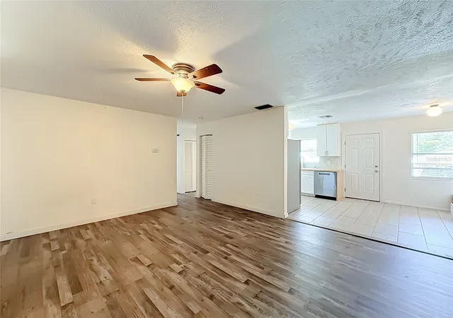 Photo 3 of Single family home for sale at 1405 Pembrook Dr, Leesburg, FL 34748 | MLS# O6432834 | Listing updated on 2026-09-13