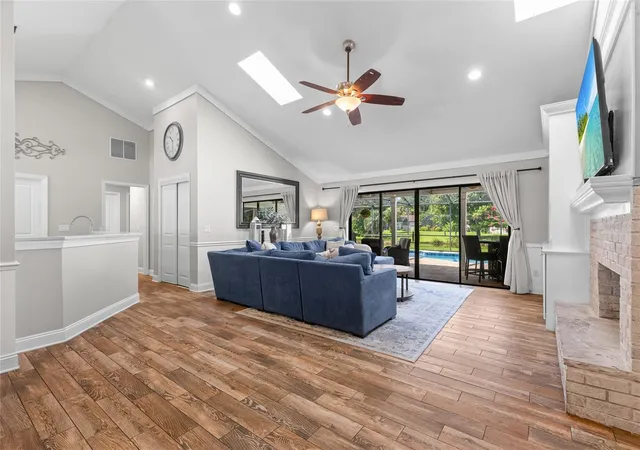 Photo 3 of Single family home for sale at 807 Riverbend Blvd, Longwood, FL 32779 | MLS# O6432919 | Listing updated on 2026-09-12