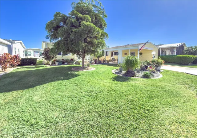Photo 3 of Manufactured home for sale at 190 Nightingale Cir, Ellenton, FL 34222 | MLS# A4702874 | Listing updated on 2026-10-02